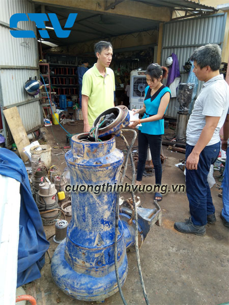 Sửa máy bơm chìm nước thải ABS tại xưởng của Cường Thịnh Vương