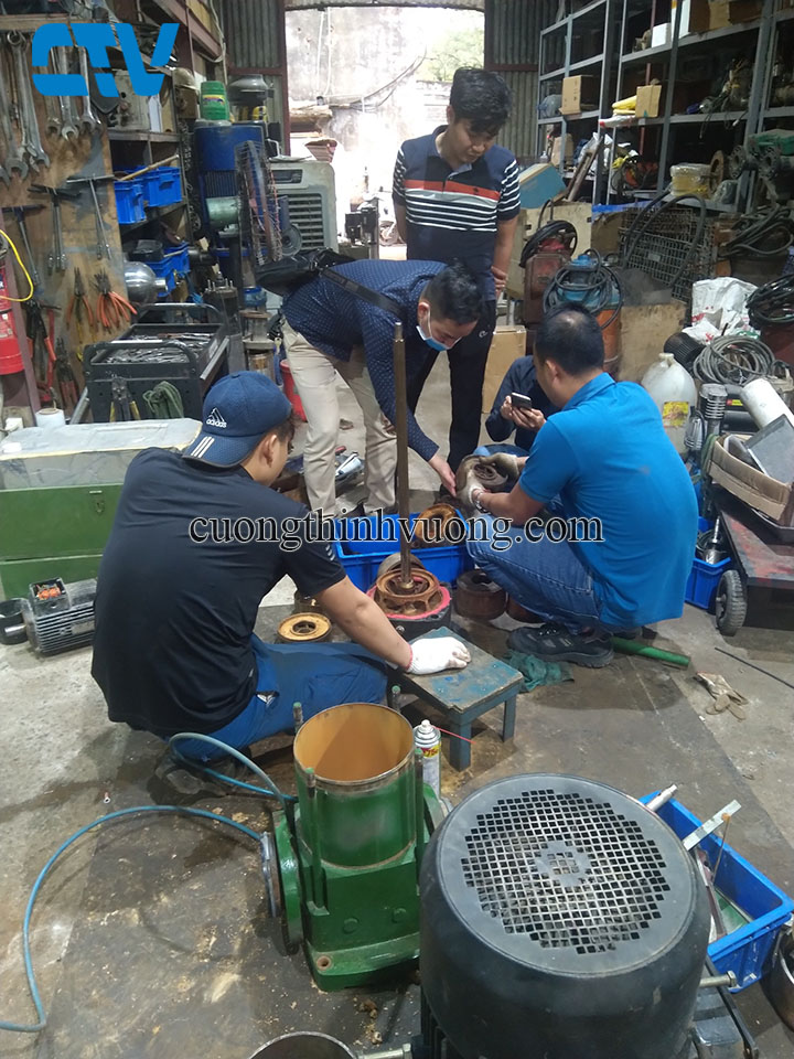 Thay ruột buồng máy bơm trục đứng Saer công suất lớn